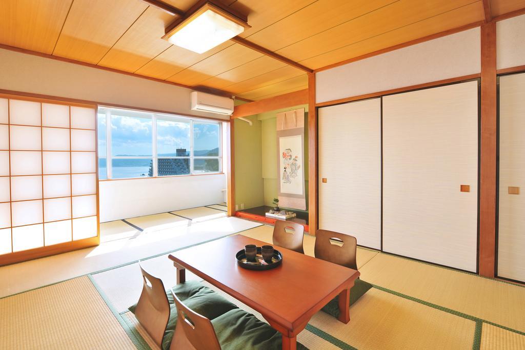 Onsen Hostel Hinoemi Атами Екстериор снимка